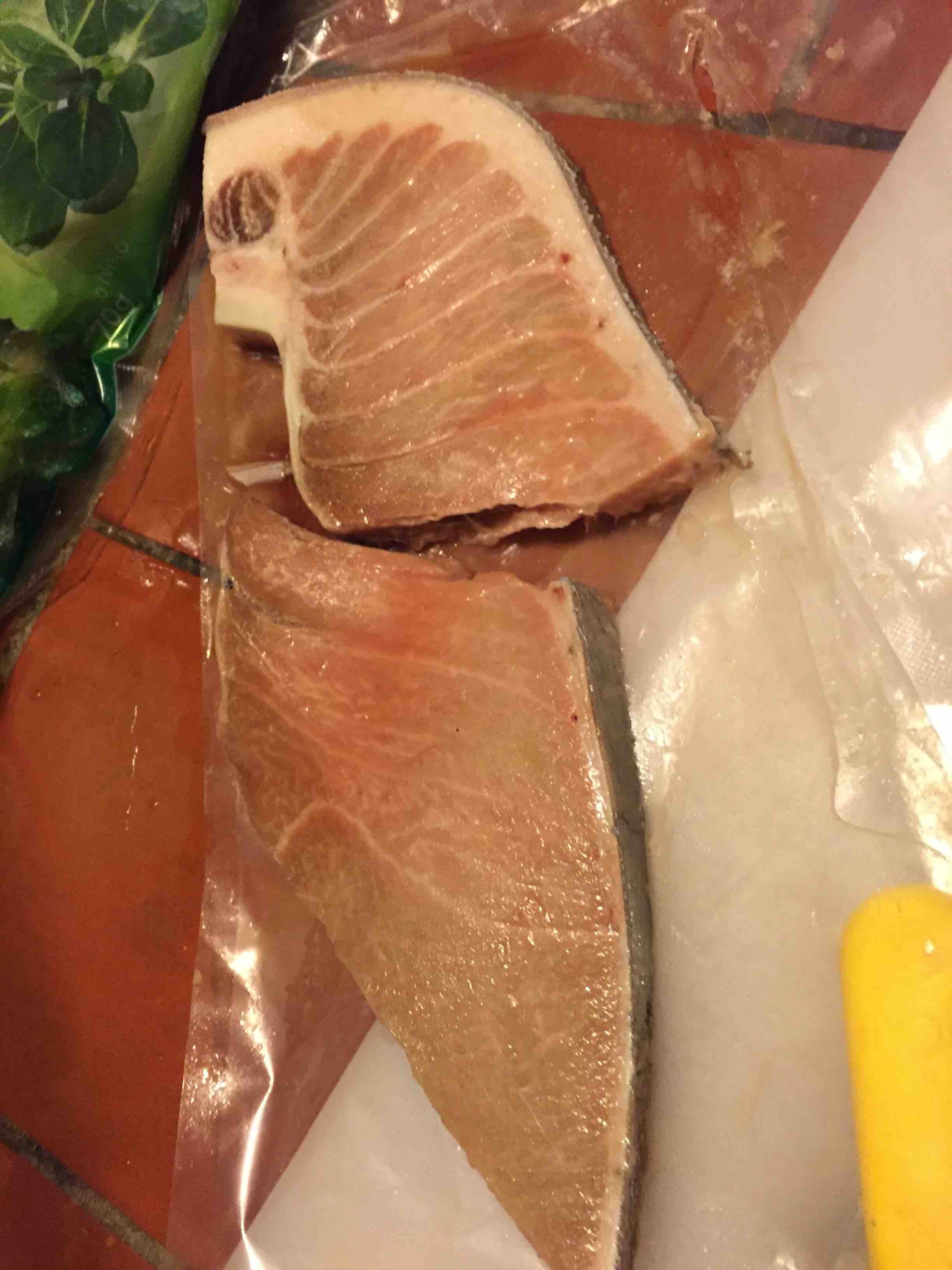 So sieht er dann aus, der berühmte rote Thunfisch, der hier bei der Almadraba gefangen wird Er ist fettiger als der "Normale", schmeckt aber wirklich gut.
